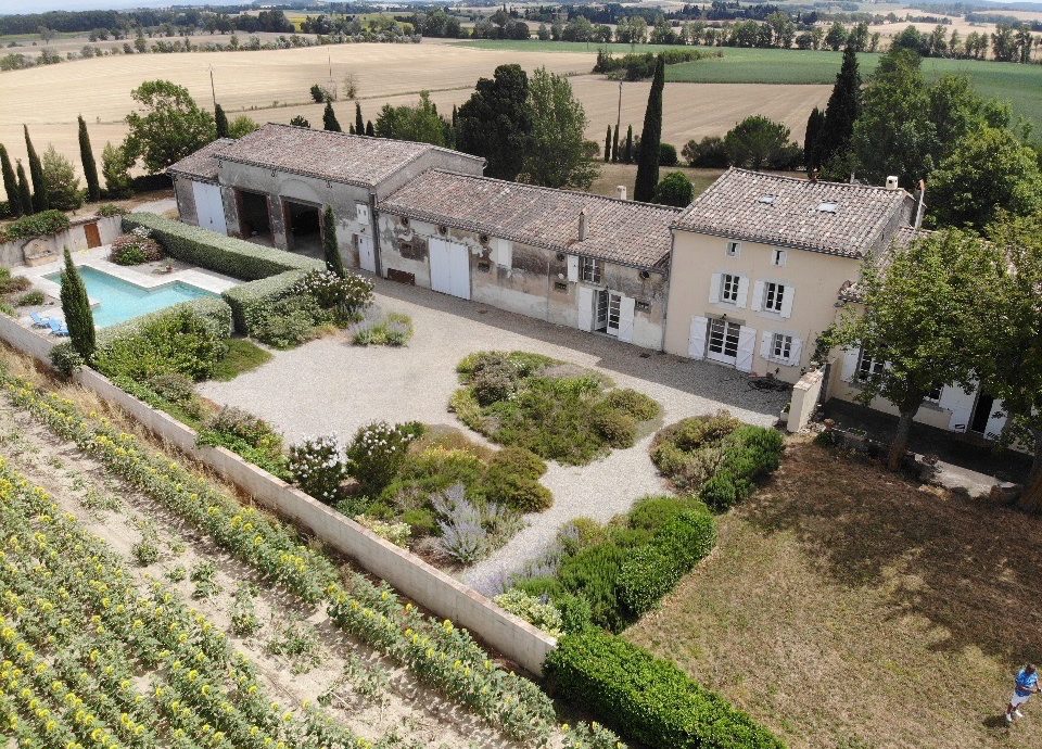 Photo de la maison et de la partie arrière du jardin avec vue sur la piscine