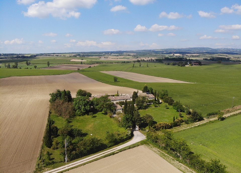 Vue aérienne du domaine prise au drone avec la vue sur les alentours