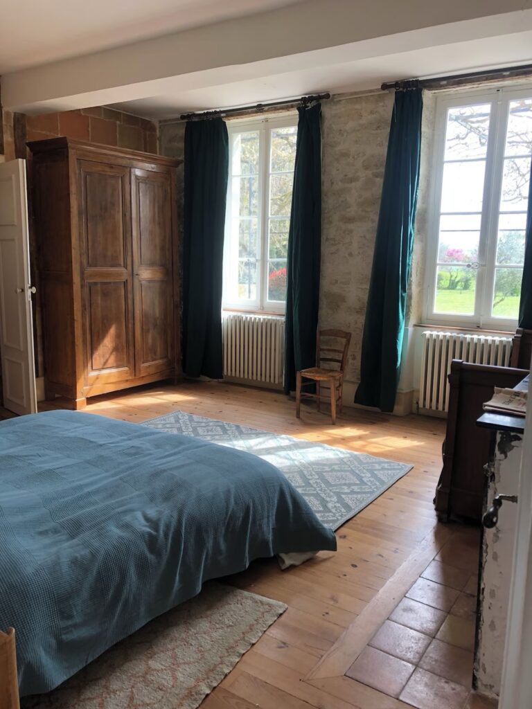 Chambre avec un lit double en rez-de-chaussée et une belle vue sur les Pyrénées