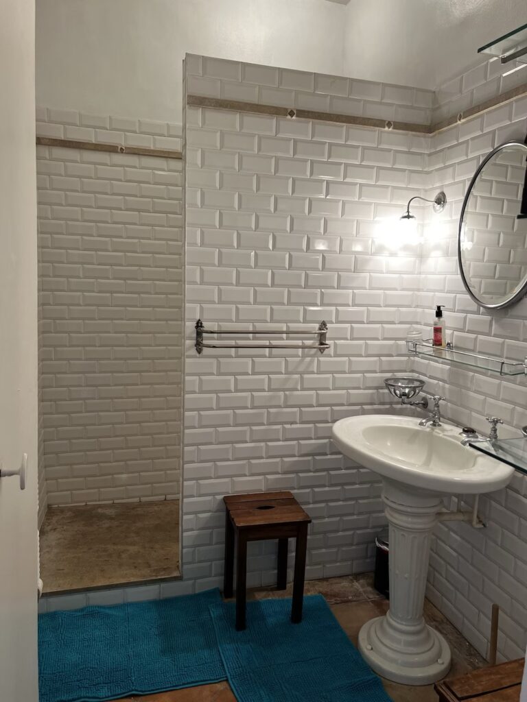 Salle de Bain avec une douche, un toilette et un robinet