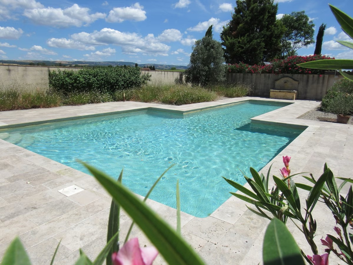 Grande piscine chauffée de 15m de long avec vue