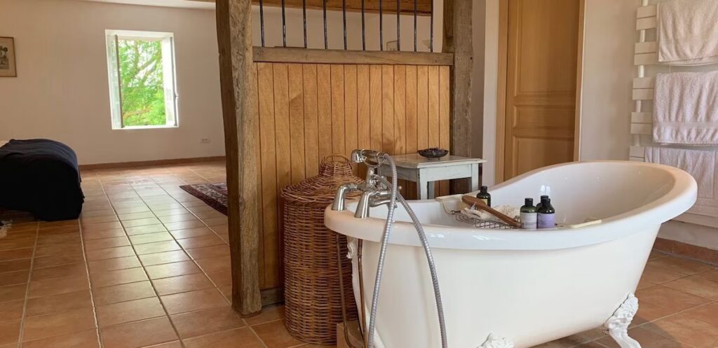 Salle de bain ouverte dans la une très grande chambre